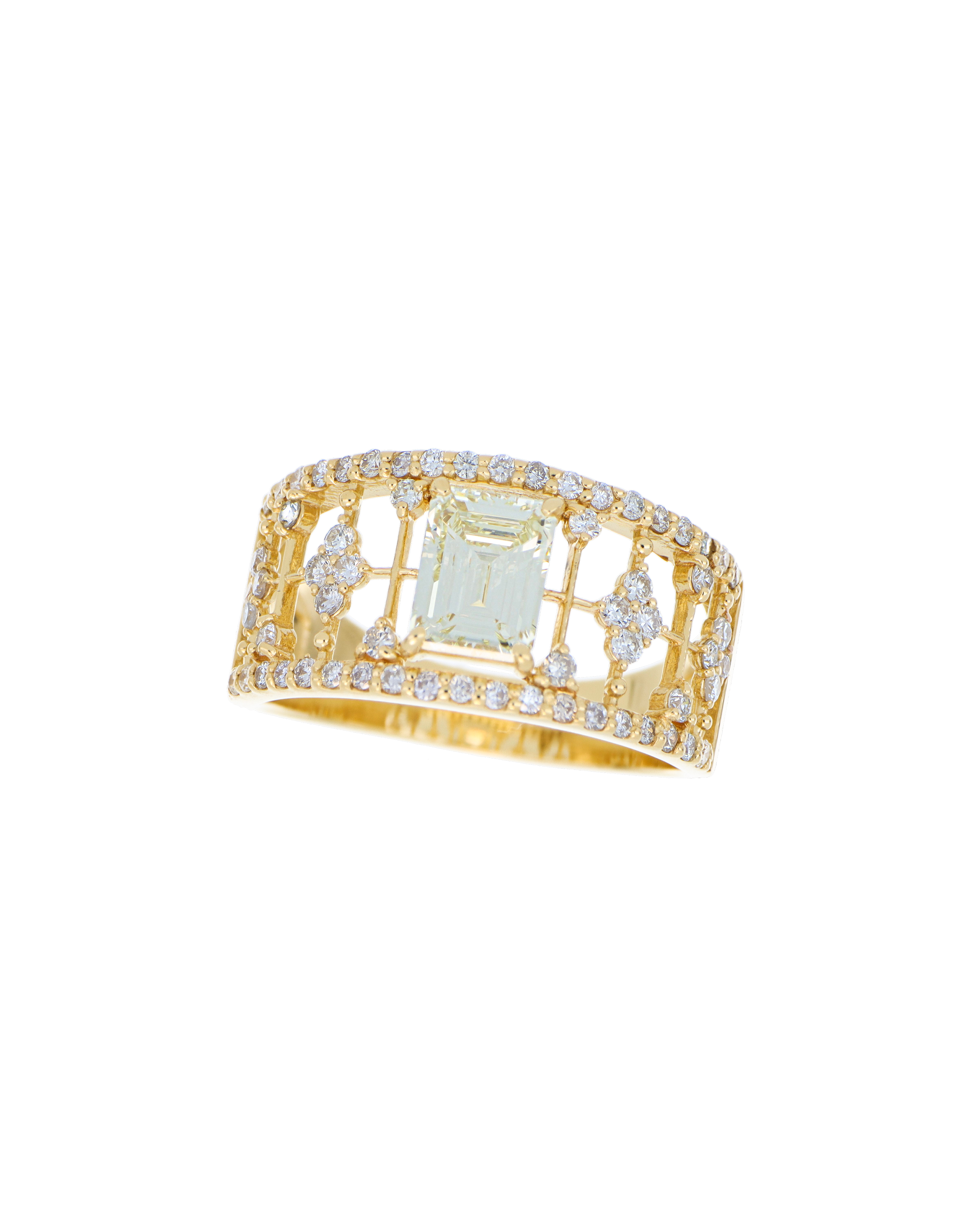 Luxury Diamond Ring In Yellow Gold Band