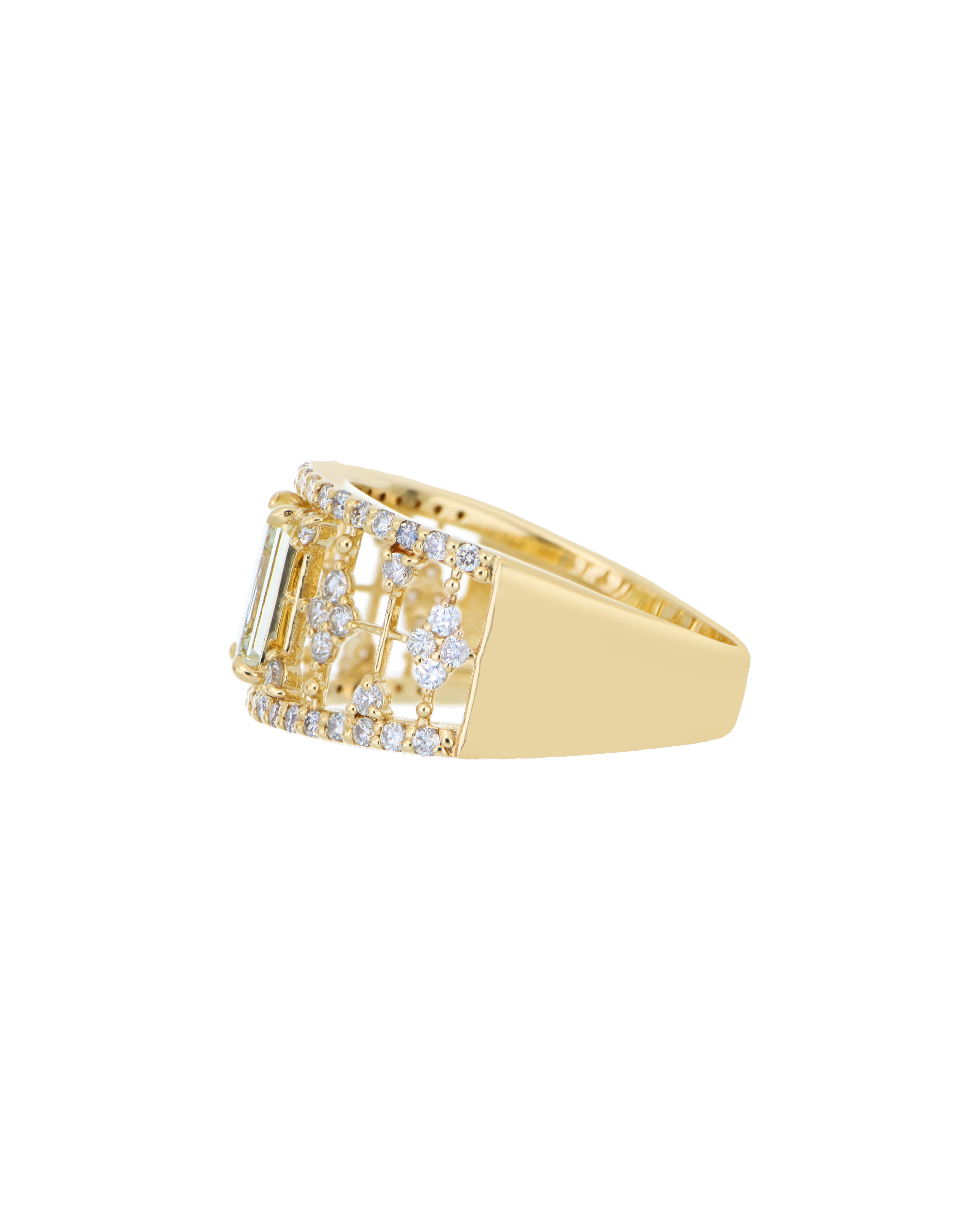 Luxury Diamond Ring In Yellow Gold Band
