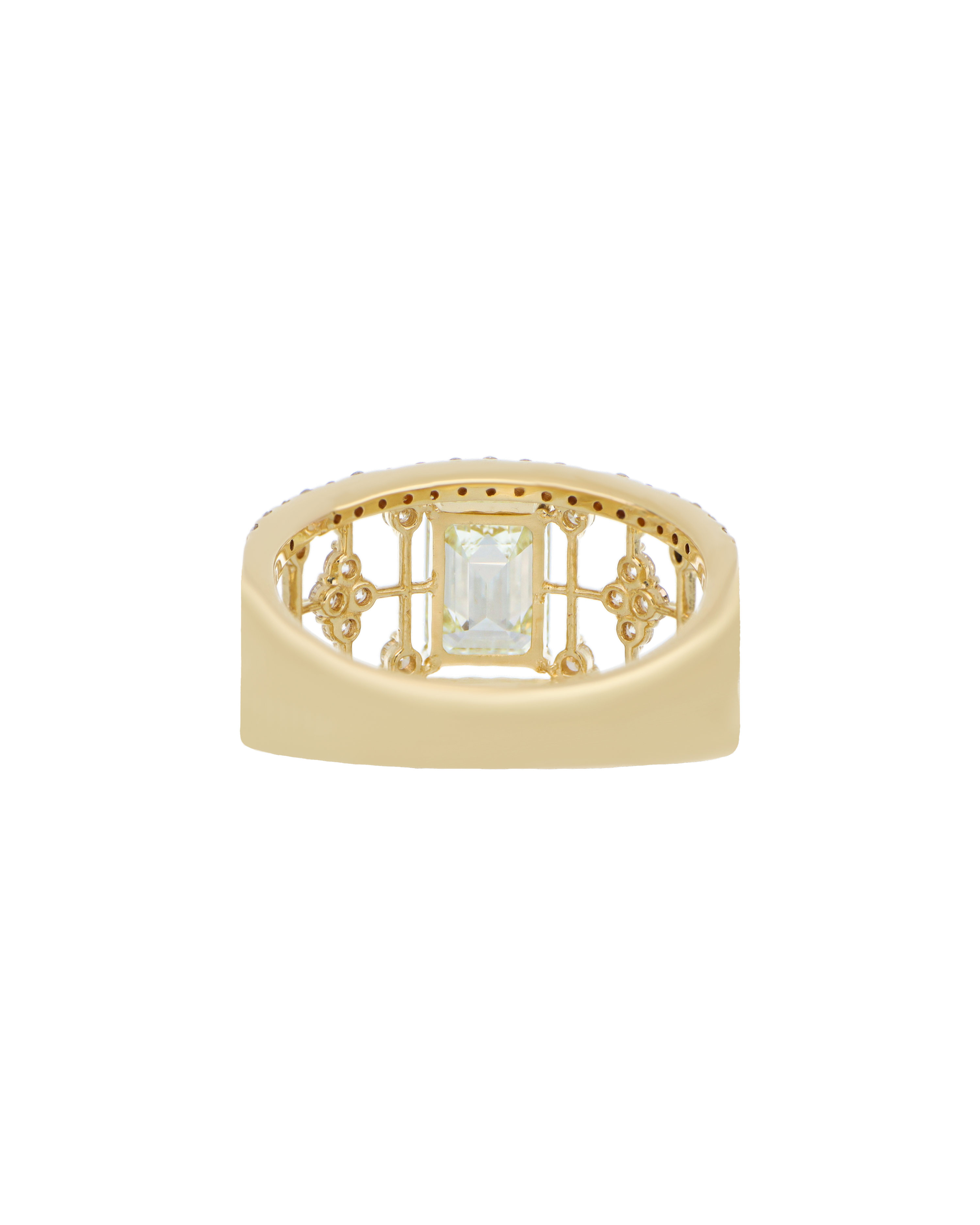 Luxury Diamond Ring In Yellow Gold Band