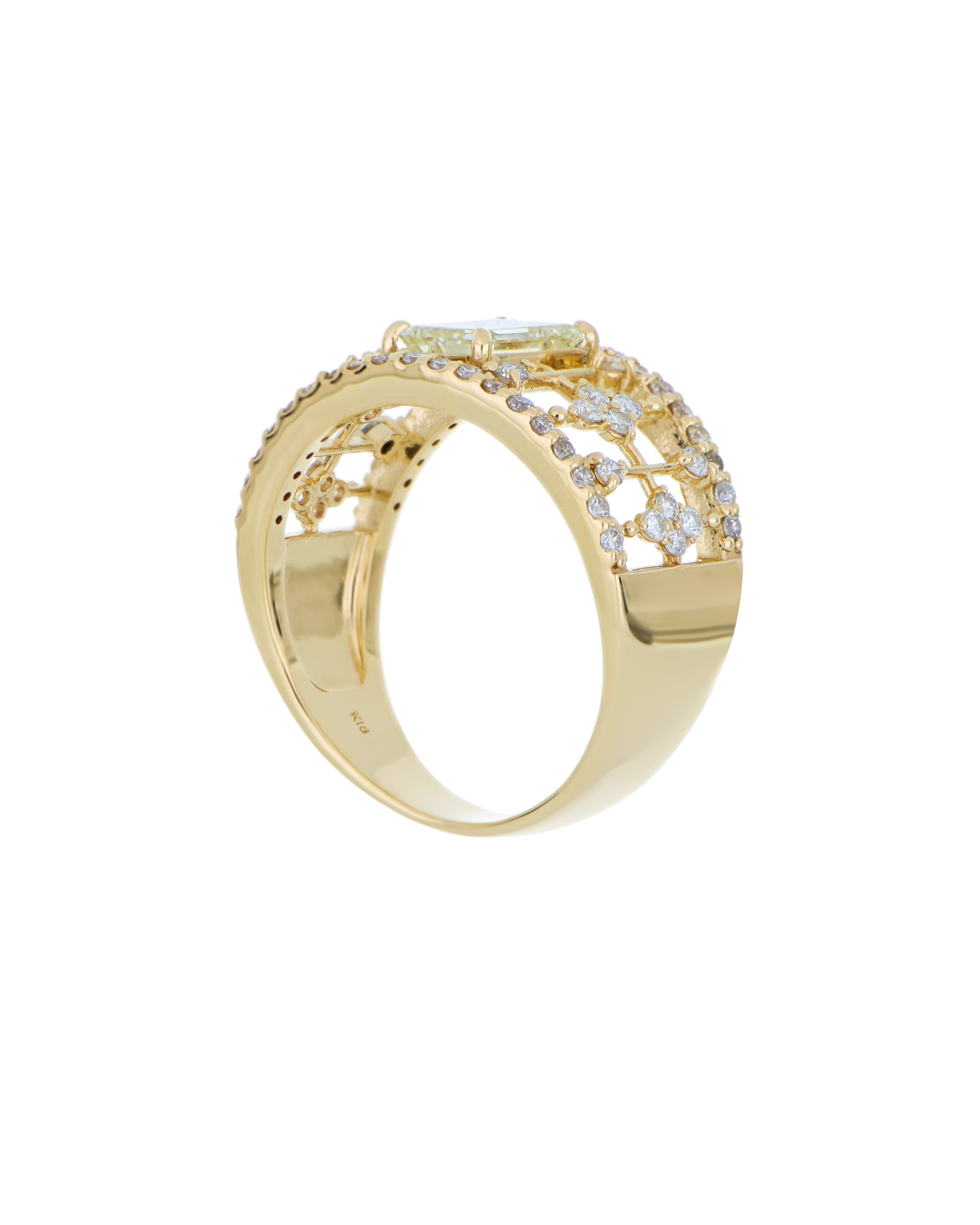 Luxury Diamond Ring In Yellow Gold Band