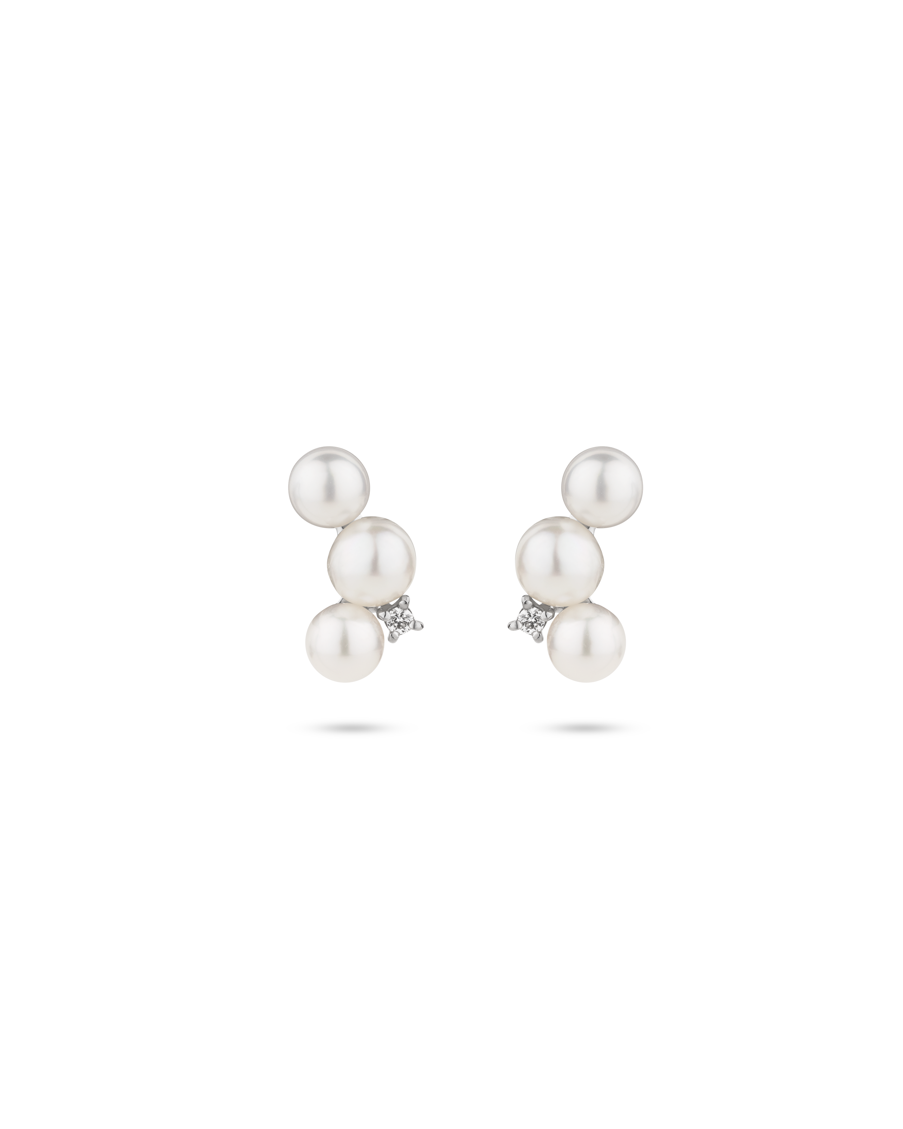 Earrings with 3.1 carats of Akoya pearls set in platinum 950