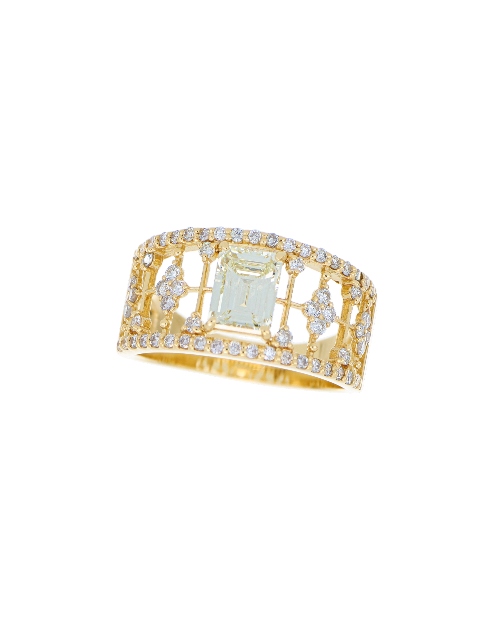 Luxury Diamond Ring In Yellow Gold Band
