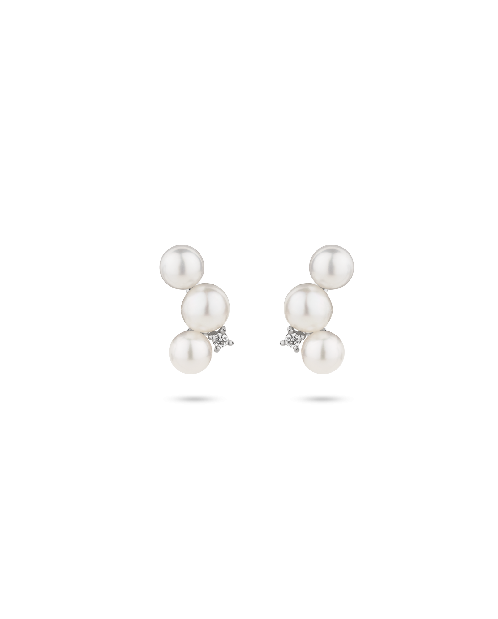 Earrings with 3.1 carats of Akoya pearls set in platinum 950